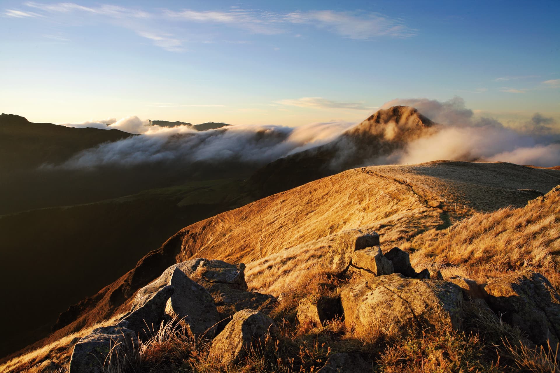 Puy Mary en automne, Monts du Cantal, au-dessus des nuages