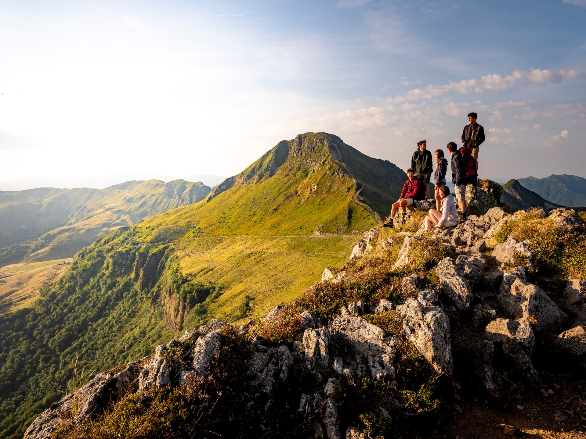 Groupe de randonneurs au sommet, reportage photo dans les Monts du Cantal