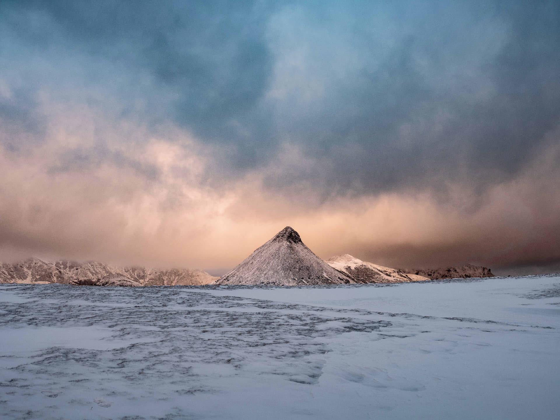 Le Puy Griou sous la neige au crépuscule, Cantal