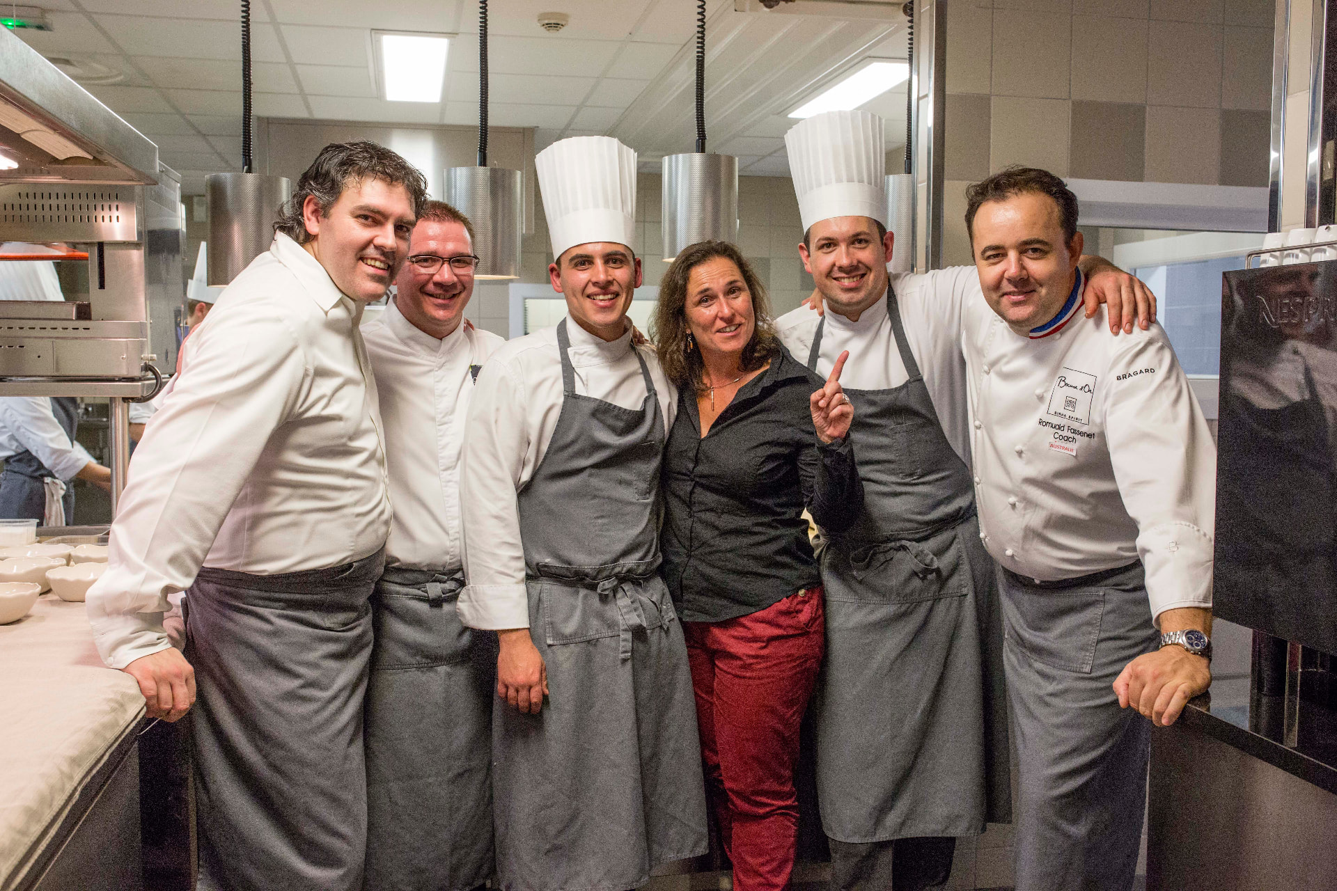 Sylvie Favat entourée des chefs du restaurant Serge Vieira