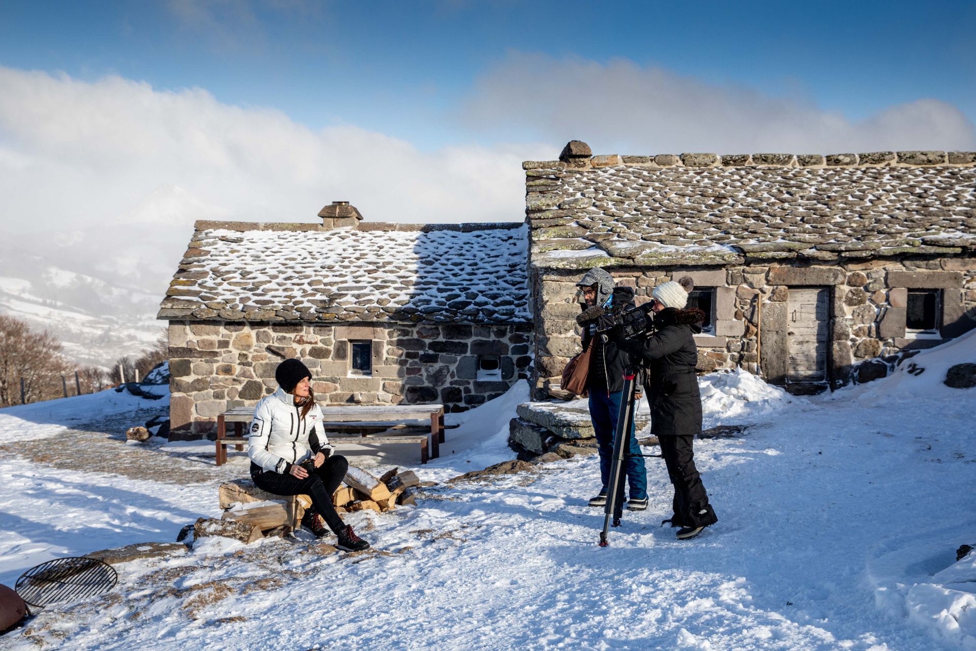 Tournage de l’émission Échappées Belles au Buron de la Chambe, sous la neige