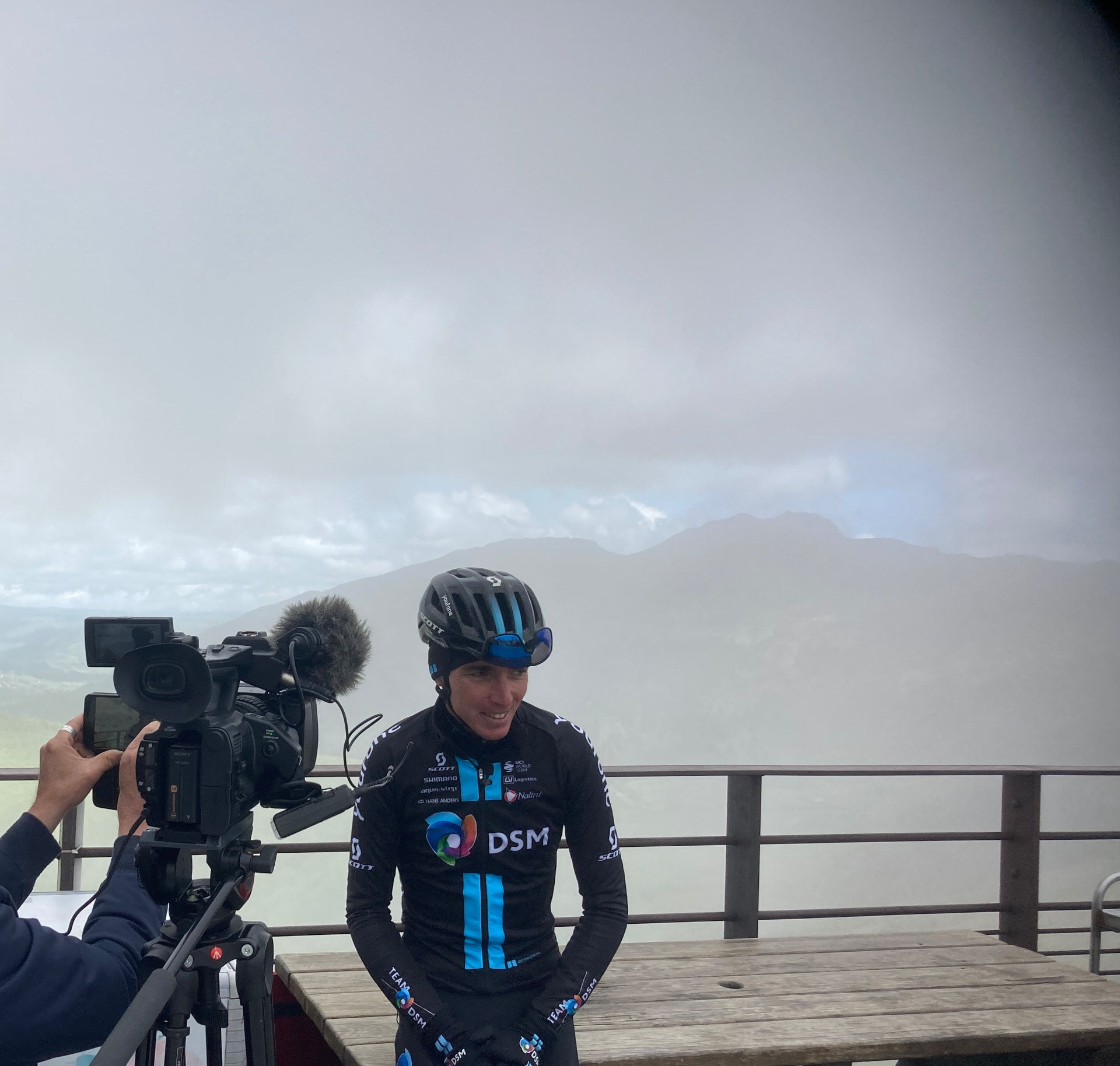 Interview du coureur cycliste Romain Bardet face à la caméra